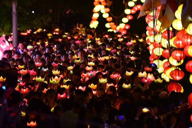 Hàng ngàn người Sài Gòn chen chân thả hoa đăng trên kênh Nhiêu Lộc - Ảnh 1.