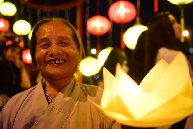 Hàng ngàn người Sài Gòn chen chân thả hoa đăng trên kênh Nhiêu Lộc - Ảnh 9.