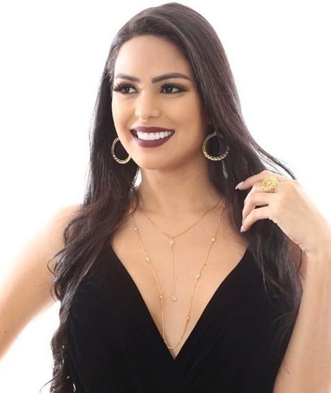 Đường cong rực lửa của nữ phóng viên lên ngôi Hoa hậu Brazil 2018  - Ảnh 3.