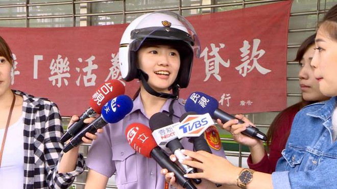 Trung Quốc: Vừa nhìn thấy nữ cảnh sát xinh đẹp, tên tội phạm lập tức nhận tội và hỏi xin số làm quen - Ảnh 4.