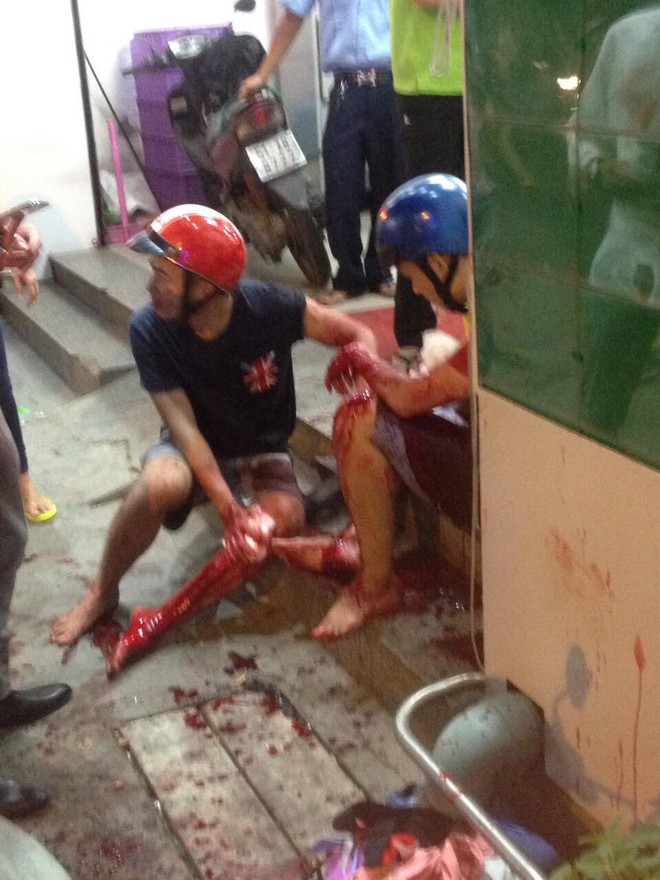 Clip vụ truy đuổi kẻ cướp iPhone, 2 nam thanh niên bị đâm trọng thương ở Sài Gòn - Ảnh 3.