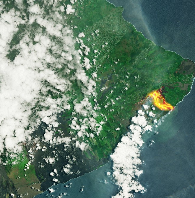 Núi lửa phun trào cực mạnh ở Hawaii, dung nham có thể được nhìn thấy từ ngoài vũ trụ - Ảnh 1.