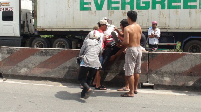 Xe khách Mỹ Hiền tông liên hoàn, 5 người bị thương nặng - Ảnh 1.