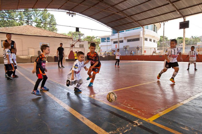 Thần đồng bóng đá Brazil mắc bệnh khó chữa, cầu mong phép màu giống Messi - Ảnh 2.