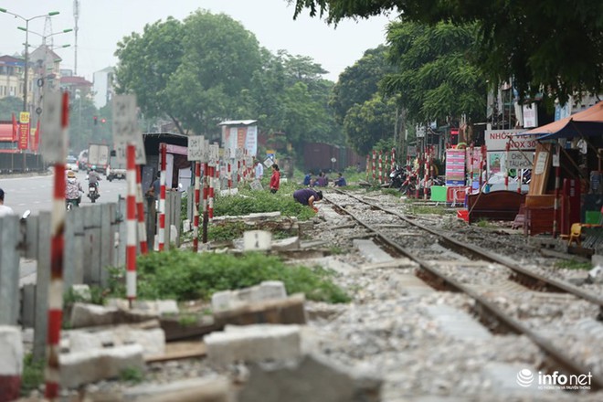 Mưu sinh trên đường ray tàu hỏa, nhìn đã thấy rùng mình - Ảnh 3.