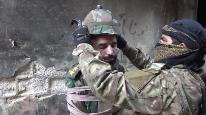 Phẫn nộ trước cảnh IS biến binh sĩ Syria thành tên lửa sống - Ảnh 1.
