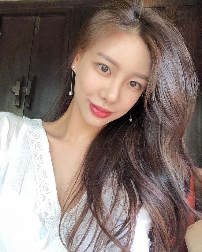 Ra tù sau vụ ngoại tình với Lee Byung Hun, nữ idol lột xác ngoạn mục: Vừa đẹp vừa sexy, sống sang chảnh khó tin - Ảnh 6.