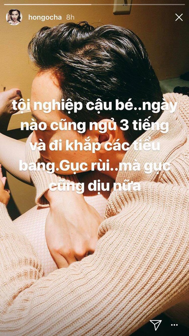 Hết khoe ảnh gợi cảm, Hà Hồ lại đăng ảnh Kim Lý ngủ gục trên chân mình - Ảnh 1.