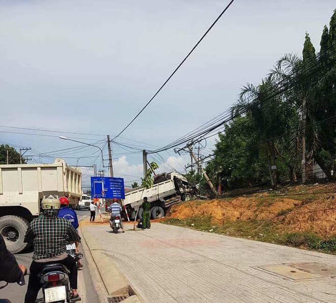 Xe ben lao lên vỉa hè tông gãy trụ điện, tài xế ngồi bất động trong cabin - Ảnh 1.