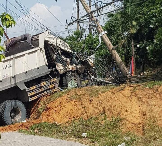 Xe ben lao lên vỉa hè tông gãy trụ điện, tài xế ngồi bất động trong cabin - Ảnh 2.