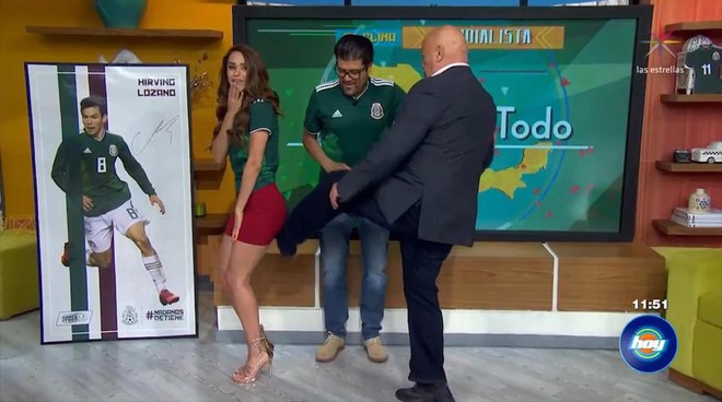 Cô gái thời tiết sexy nhất hành tinh tình nguyện để đồng nghiệp đá vào mông, cầu may mắn cho đội nhà ở World Cup 2018 - Ảnh 1.