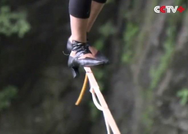 Cô gái người Pháp lập kỷ lục đi trên dây bằng giày cao gót ở độ cao 1.300 mét - Ảnh 1.
