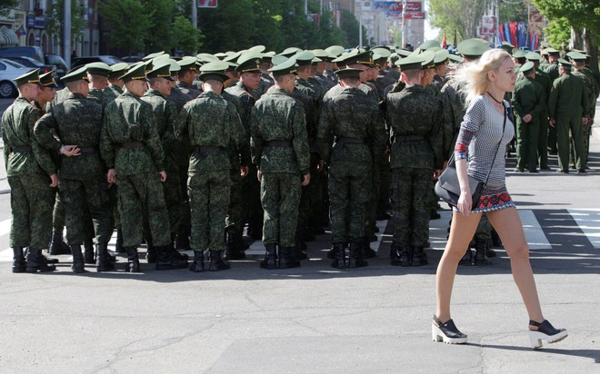 24h qua ảnh: Binh lính Donetsk diễn tập chuẩn bị cho lễ duyệt binh mừng Ngày Chiến thắng - Ảnh 3.