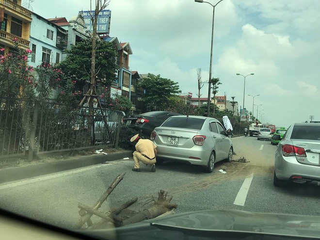 Hình ảnh vụ tai nạn ở quốc lộ 5 khiến dân mạng đau đầu tranh cãi nguyên nhân - Ảnh 1.