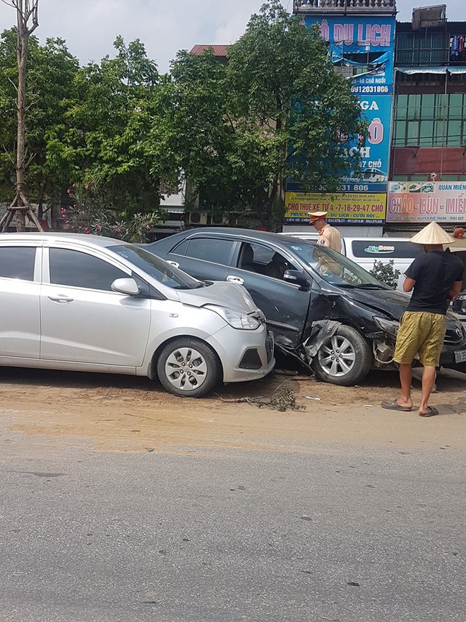 Hình ảnh vụ tai nạn ở quốc lộ 5 khiến dân mạng đau đầu tranh cãi nguyên nhân - Ảnh 3.