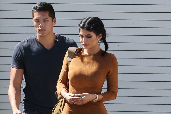 Con gái Kylie quá giống người châu Á, dân tình liền nghi người cha thật sự là vệ sĩ điển trai của cô - Ảnh 3.