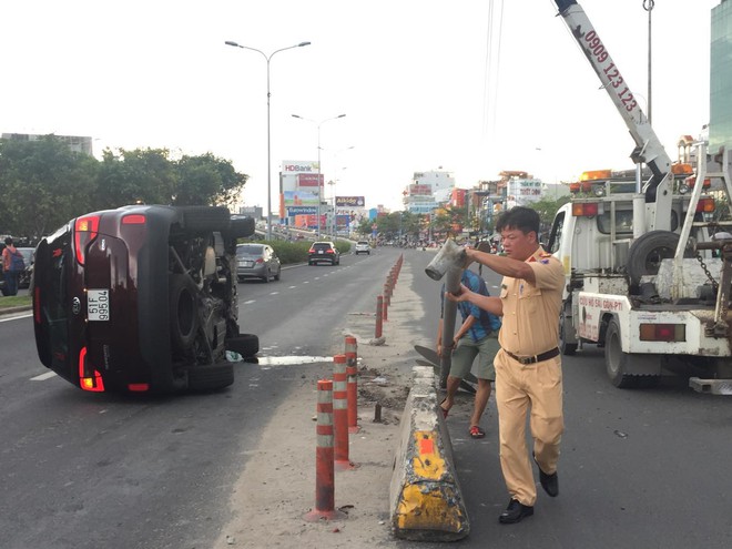 Tài xế kêu cứu sau khi để ô tô lật nghiêng trên đường Sài Gòn - Ảnh 2.