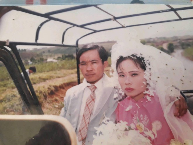 Cư dân mạng rủ nhau khoe ảnh cưới của bố mẹ ngày xưa: Cô dâu cực xinh còn chú rể phong độ ngút trời - Ảnh 2.