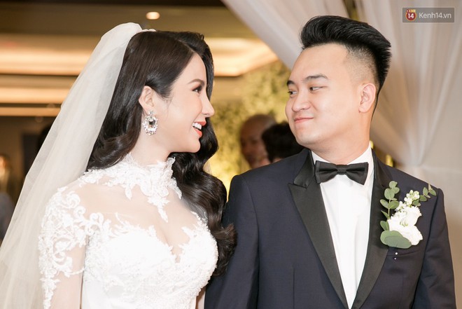 Livestream: Hội bạn th&acirc;n nh&agrave; gi&agrave;u diện t&ocirc;ng trắng dự lễ cưới của Diệp L&acirc;m Anh - Ảnh 2.