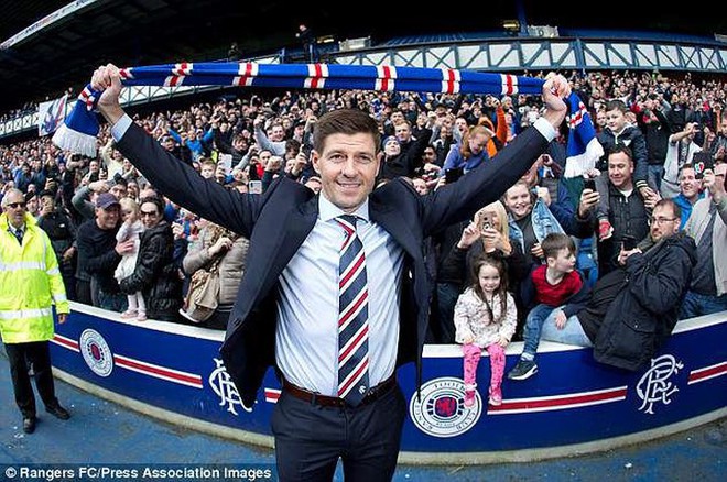 Chùm ảnh: “Biển người” chào đón Gerrard trở thành HLV của Rangers - Ảnh 2.