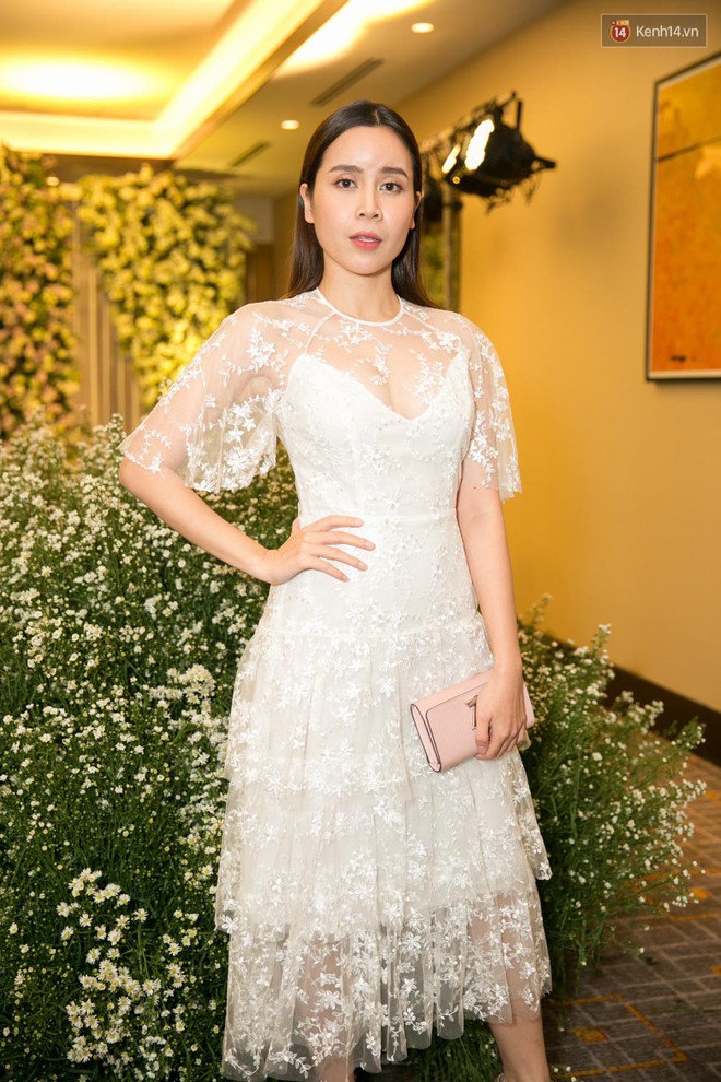 Livestream: Hội bạn th&acirc;n nh&agrave; gi&agrave;u diện t&ocirc;ng trắng dự lễ cưới của Diệp L&acirc;m Anh - Ảnh 14.