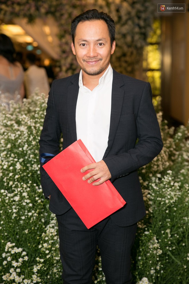 Livestream: Hội bạn th&acirc;n nh&agrave; gi&agrave;u diện t&ocirc;ng trắng dự lễ cưới của Diệp L&acirc;m Anh - Ảnh 16.