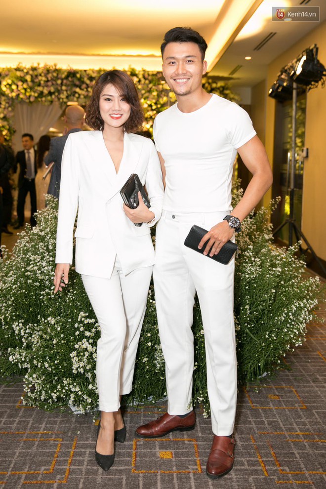 Livestream: Hội bạn th&acirc;n nh&agrave; gi&agrave;u diện t&ocirc;ng trắng dự lễ cưới của Diệp L&acirc;m Anh - Ảnh 19.