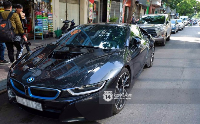 &Ocirc;ng x&atilde; thiếu gia chuẩn bị d&agrave;n xe hơn chục tỷ đến đ&oacute;n Diệp L&acirc;m Anh trong lễ rước d&acirc;u diễn ra s&aacute;ng nay - Ảnh 4.