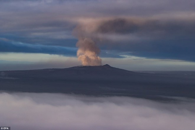﻿﻿Ảnh, video: Động đất gần núi lửa đang phun trào khiến 10.000 người phải sơ tán khẩn - Ảnh 4.