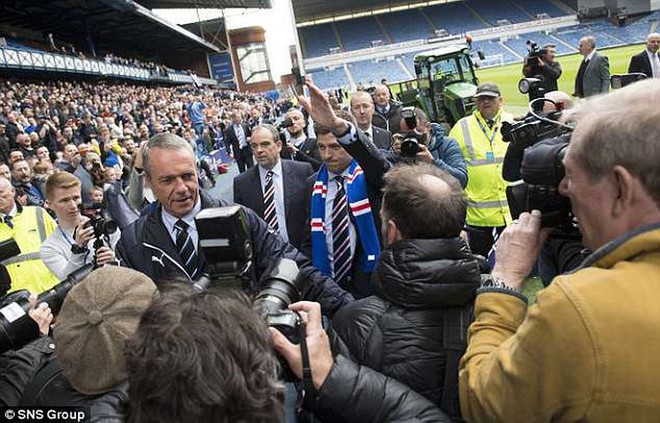 Chùm ảnh: “Biển người” chào đón Gerrard trở thành HLV của Rangers - Ảnh 7.