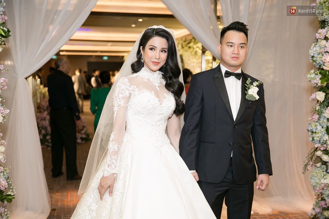 Livestream: Hội bạn th&acirc;n nh&agrave; gi&agrave;u diện t&ocirc;ng trắng dự lễ cưới của Diệp L&acirc;m Anh - Ảnh 9.