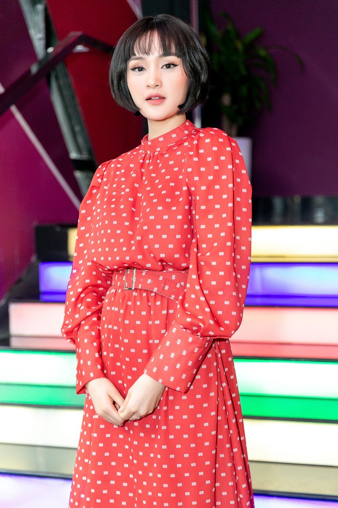 Hiền Hồ quấn qu&yacute;t b&ecirc;n nhạc sĩ đeo mặt nạ  - Ảnh 3.