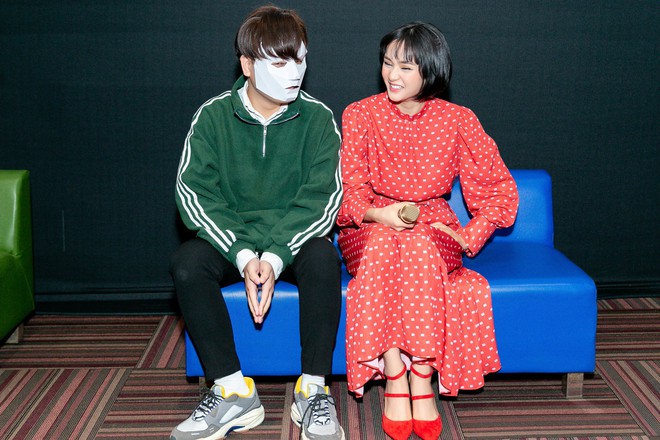 Hiền Hồ quấn qu&yacute;t b&ecirc;n nhạc sĩ đeo mặt nạ  - Ảnh 8.