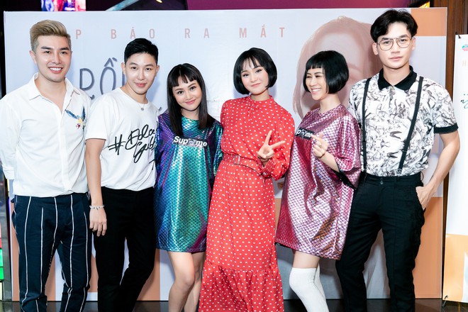 Hiền Hồ quấn qu&yacute;t b&ecirc;n nhạc sĩ đeo mặt nạ  - Ảnh 10.