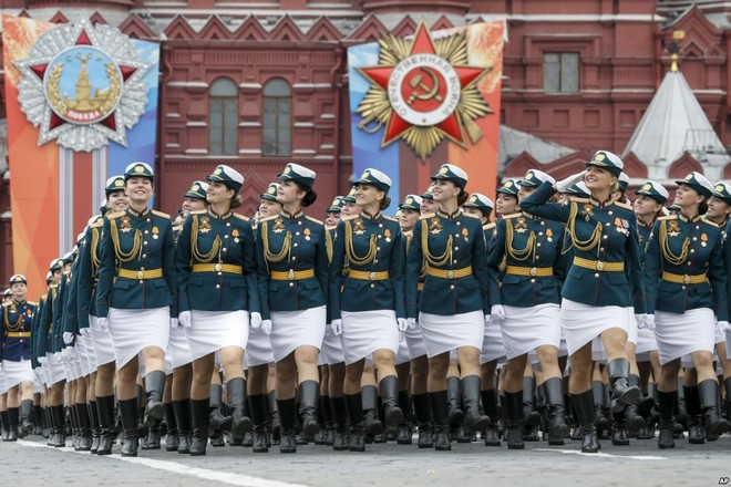 24h qua ảnh: Nữ quân nhân Nga rạng ngời khi diễn tập mừng Ngày Chiến thắng - Ảnh 3.