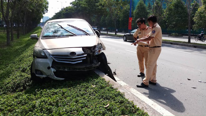 Xe cứu hỏa hất taxi công nghệ bay lên lề đường, 4 người bên trong hoảng loạn  - Ảnh 1.