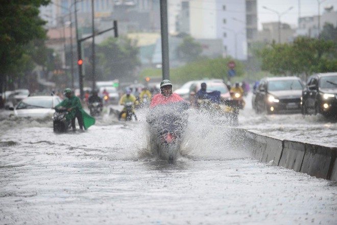 Tuyến đường có máy bơm công suất lớn ở Sài Gòn biến thành sông sau cơn mưa lớn - Ảnh 1.