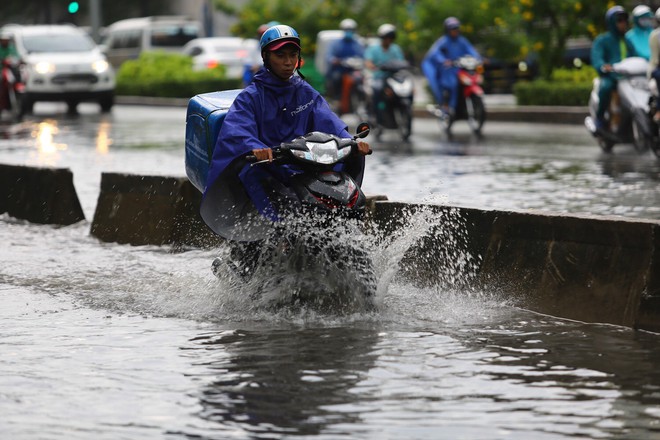 Tuyến đường có máy bơm công suất lớn ở Sài Gòn biến thành sông sau cơn mưa lớn - Ảnh 2.