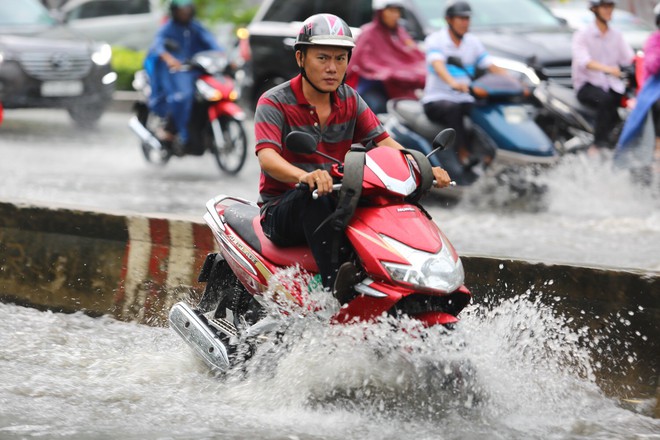 Tuyến đường có máy bơm công suất lớn ở Sài Gòn biến thành sông sau cơn mưa lớn - Ảnh 3.