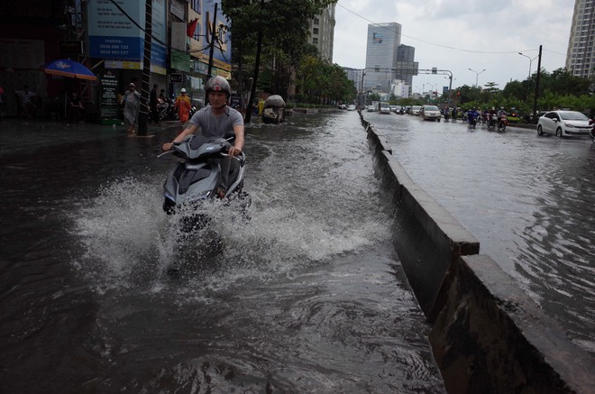 Tuyến đường có máy bơm công suất lớn ở Sài Gòn biến thành sông sau cơn mưa lớn - Ảnh 7.