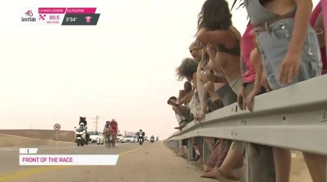 3 cô gái cố tình gây sốc khi khoe ngực trần trên sóng trực tiếp giải đua xe đạp Italia - Ảnh 2.