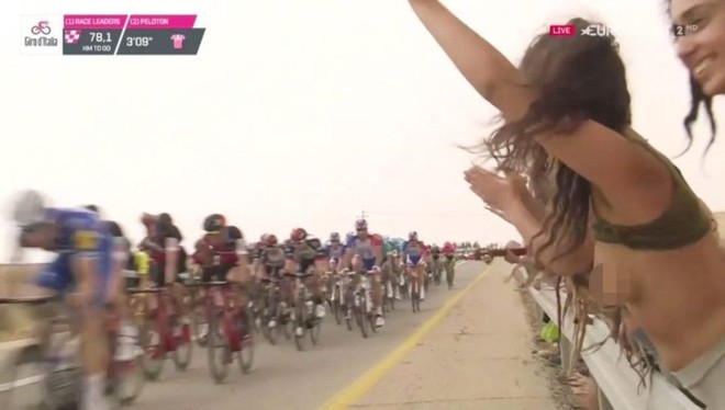 3 cô gái cố tình gây sốc khi khoe ngực trần trên sóng trực tiếp giải đua xe đạp Italia - Ảnh 3.