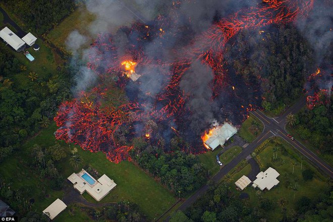 Dung nham phun trào cao tới 70m, nuốt chửng 30 căn nhà ở Hawaii: cảnh tượng từ trên cao nhìn như cổng địa ngục - Ảnh 1.