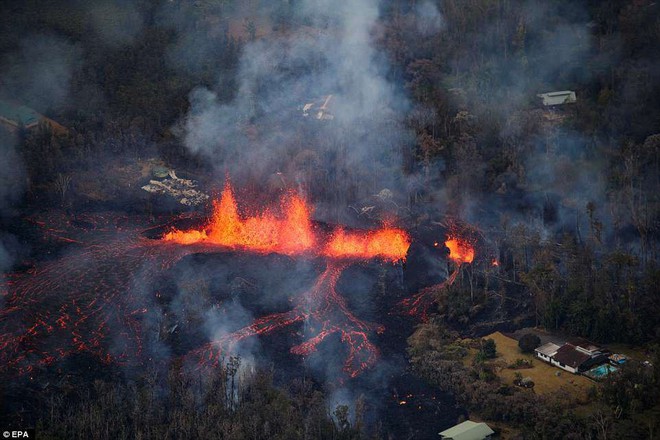 Dung nham phun trào cao tới 70m, nuốt chửng 30 căn nhà ở Hawaii: cảnh tượng từ trên cao nhìn như cổng địa ngục - Ảnh 2.