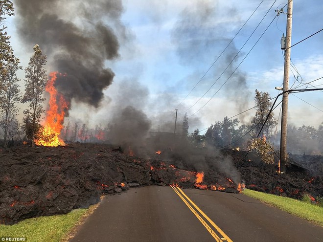 Dung nham phun trào cao tới 70m, nuốt chửng 30 căn nhà ở Hawaii: cảnh tượng từ trên cao nhìn như cổng địa ngục - Ảnh 11.