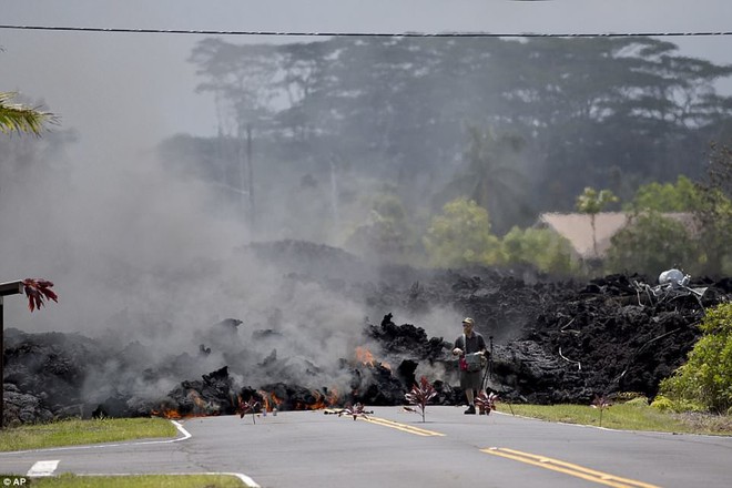 Dung nham phun trào cao tới 70m, nuốt chửng 30 căn nhà ở Hawaii: cảnh tượng từ trên cao nhìn như cổng địa ngục - Ảnh 12.