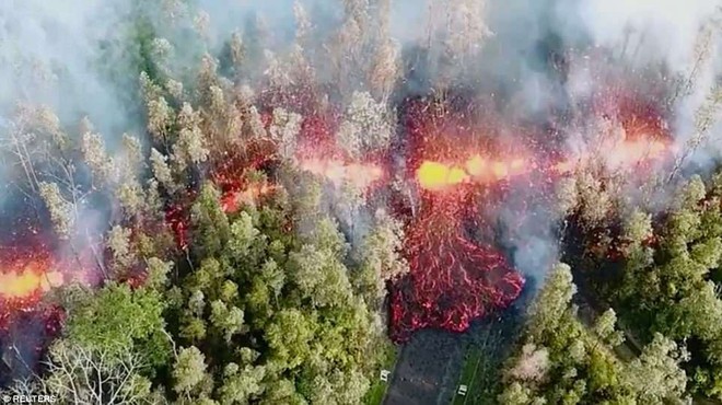 Dung nham phun trào cao tới 70m, nuốt chửng 30 căn nhà ở Hawaii: cảnh tượng từ trên cao nhìn như cổng địa ngục - Ảnh 13.