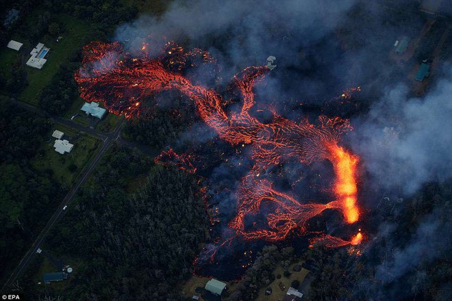 Dung nham phun trào cao tới 70m, nuốt chửng 30 căn nhà ở Hawaii: cảnh tượng từ trên cao nhìn như cổng địa ngục - Ảnh 5.