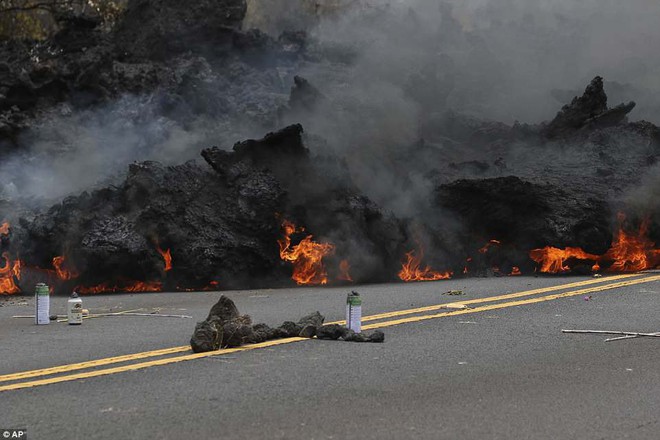 Dung nham phun trào cao tới 70m, nuốt chửng 30 căn nhà ở Hawaii: cảnh tượng từ trên cao nhìn như cổng địa ngục - Ảnh 6.