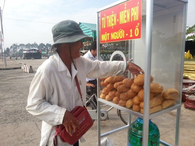 Ấm áp với hộp đựng tiền lẻ Nếu bạn khó khăn hãy lấy 3 tờ ở TP Hồ Chí Minh - Ảnh 3.